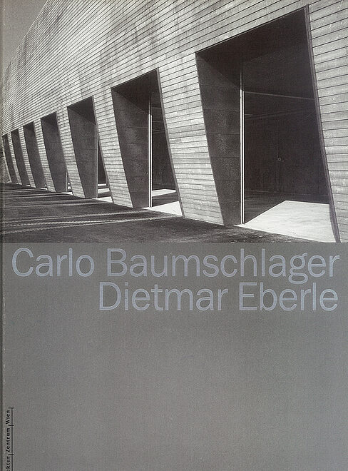Buchcover mit Holzfassade, schrägen Türen und Titel "Carlo Baumschlager Dietmar Eberle". Schwarz-weiß, moderne Architektur.