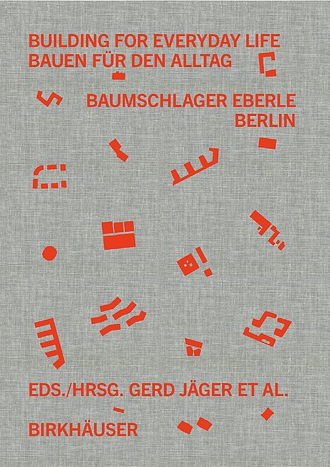 Titeltext in Rot: "BUILDING FOR EVERYDAY LIFE" und "BAUEN FÜR DEN ALLTAG", umgeben von geometrischen Formen auf grauem Hintergrund.