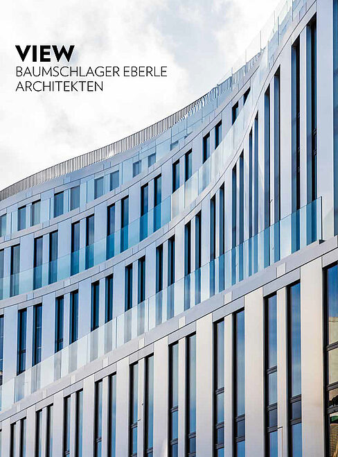 Moderne Gebäudefassade mit geschwungenen Linien, Glasfenstern und horizontalen Metallstreifen.