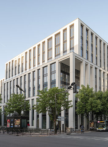 Auszeichnung Großflächiger Bürokomplex mit Säulenfassade an städtischer Hauptverkehrsstraße
