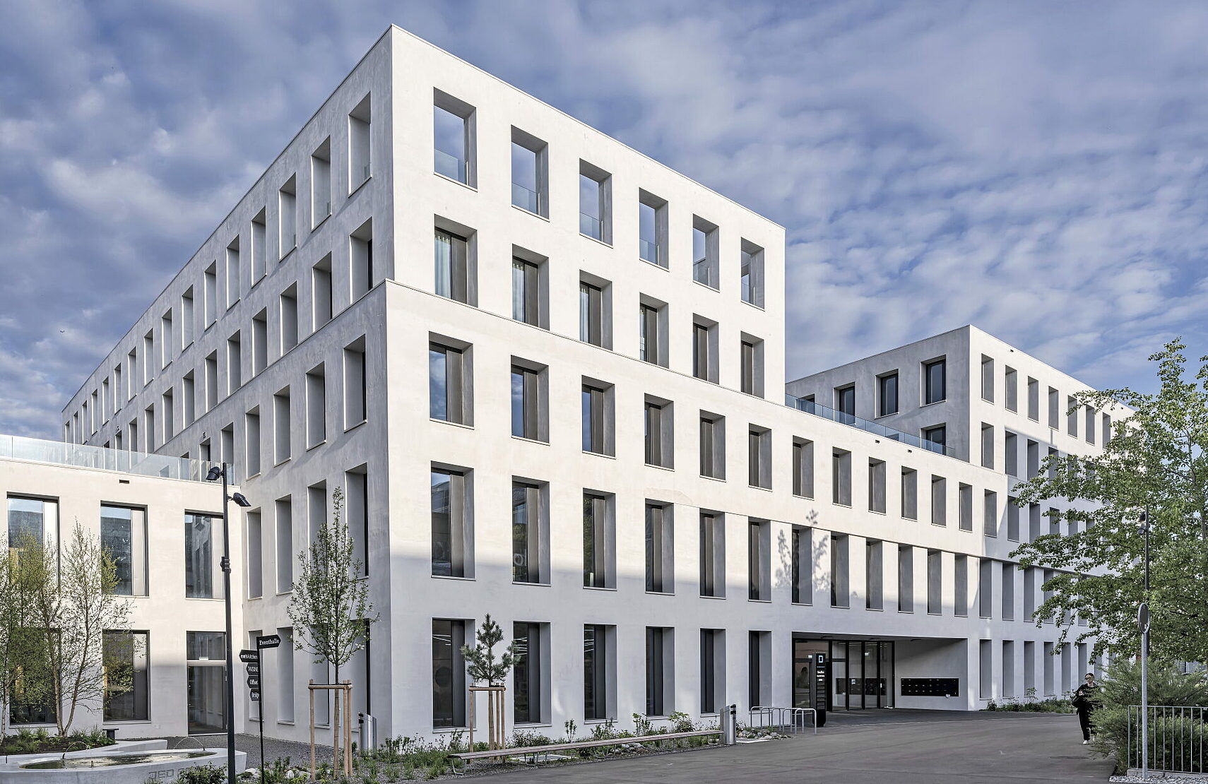 JED Schlieren Gebäude mit klarer Fassadenstruktur und begrüntem Eingangsbereich