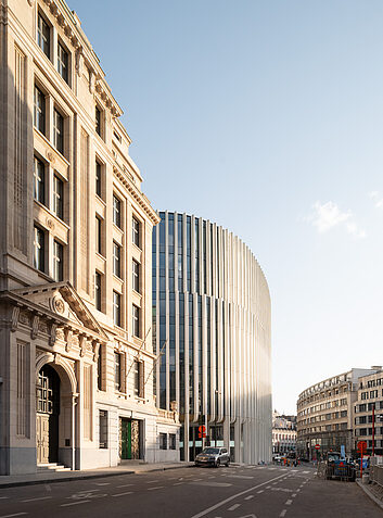 Auszeichnung Rundes, modernes Bürogebäude im Kontrast zu klassischer Architektur